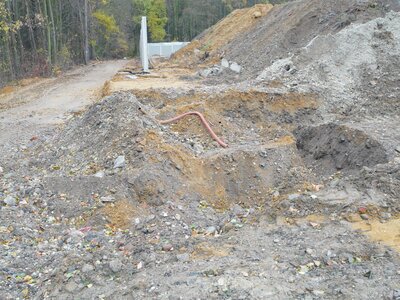 Výstavba monolitického plotu