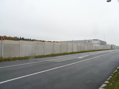 Výstavba monolitického plotu