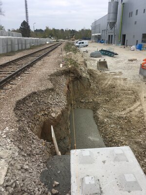 Opěrná zeď kolem elektrárenské vlečky v délce 180m