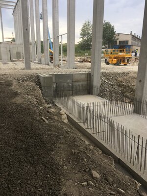 Opěrná zeď pomocná pro monolit pecí