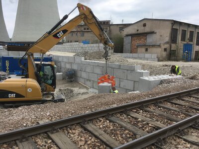 Opěrná zeď kolem elektrárenské vlečky v délce 180m