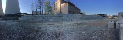 Opěrná zeď nad parkovištěm