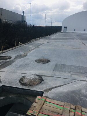 Železobetonový kryt parkoviště a skladové haly