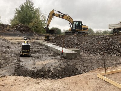 Zasypaná opěrné zeď pro technologickou jámu