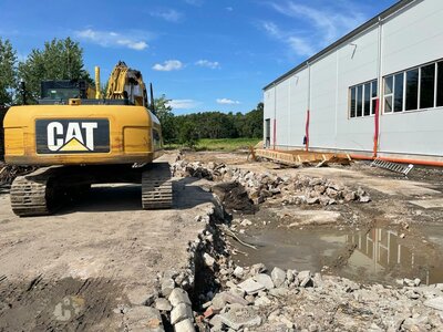 Úprava terénu kolem haly - demolice monolitů