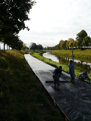 Betonový kryt cyklostezky u Hradce Králové