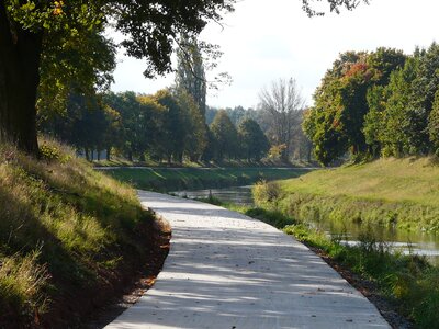 Betonový kryt cyklostezky u Hradce Králové