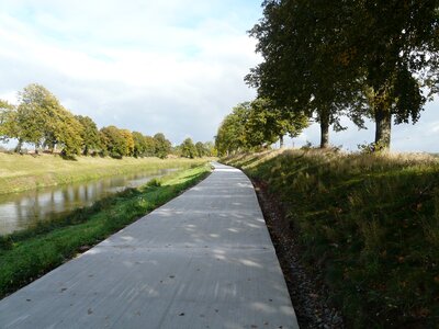 Betonový kryt cyklostezky u Hradce Králové