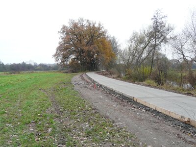 Betonový kryt cyklostezky u Sadské