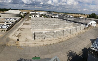 ZDV Krchleby - silážní žlab - hotové stěny z betonových bloků