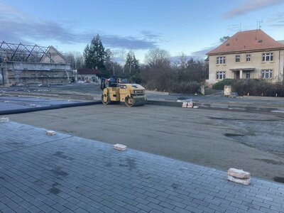 Dvůr - finální vrstva pod dlažbu - KSC