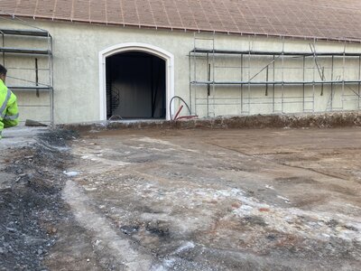 Dvůr - odtěžení vrstev a konstrukční násypy 