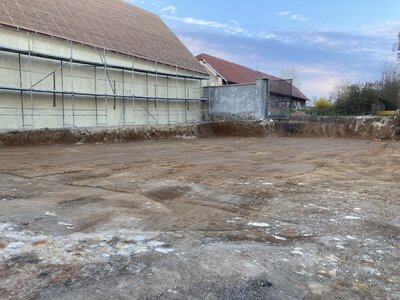 Dvůr - odtěžení vrstev a konstrukční násypy