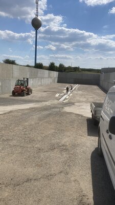 Opravené stěny a sběrný kanálek,  hotová betonová vrstva pod asfaltový kryt ( KSC ), bednění kanálku před asfaltovým krytem