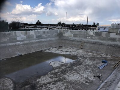 Vodní nádrž  montáž betonových bloků